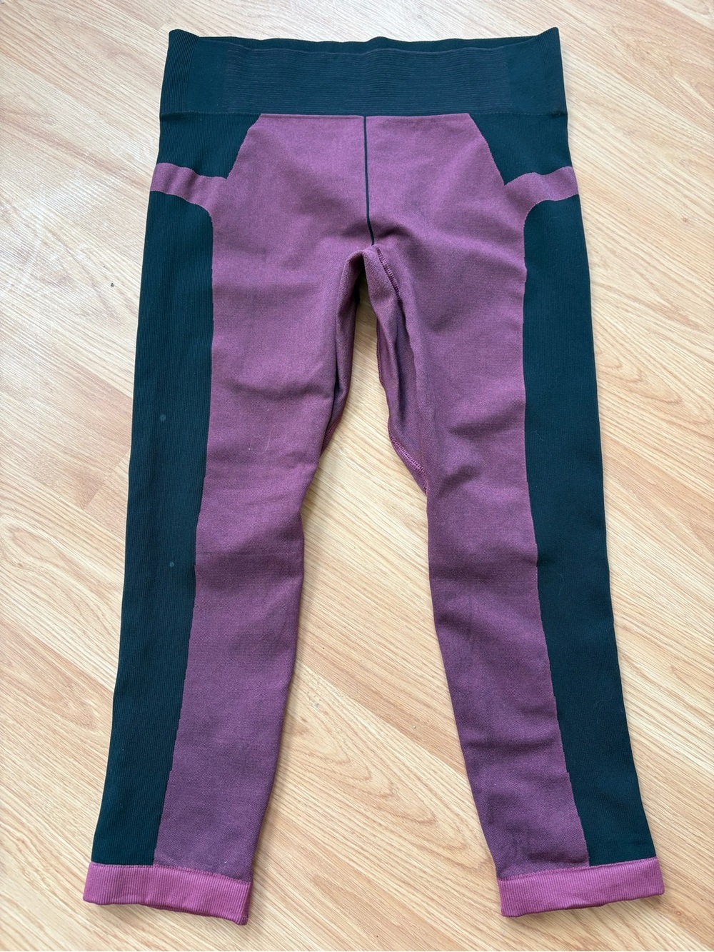 Under Armour women’s  Burgundy Black Colorblock Leggings Sz M Joggers Sporty
